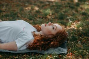 Savasana postura relajación de yoga